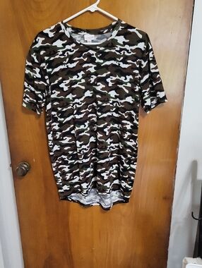 Womens Small- LuLaRoe Camo Short Sleeve Tunic Tee